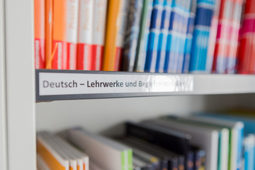 Regalbeschriftung in Bibliothek
