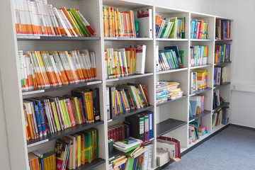 Lehrerbibliothek mit Regalen und Lehrmaterialien