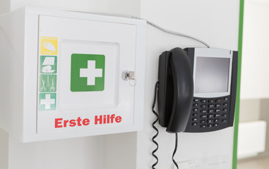 Telefon und Erste Hilfe Set