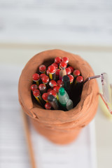 Behälter mit verschiedenen Stiften