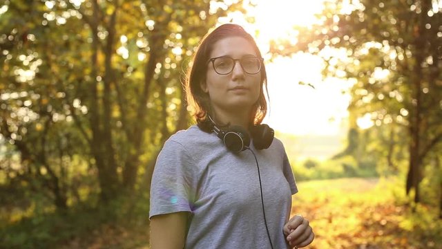 ragazza ascolta musica con le cuffie in un bosco
