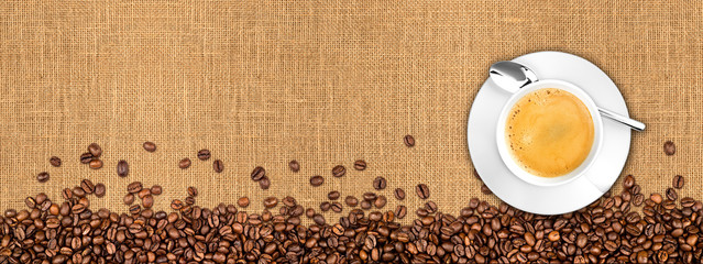 Kaffee jute hintergrund kaffeebohnen und kaffeetasse auf Naturfaser textur / coffee beans and cup...
