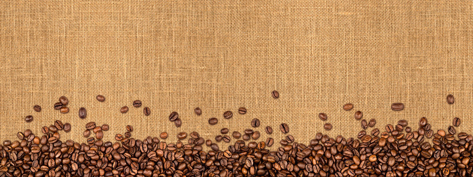 Kaffee jute hintergrund kaffeebohnen  auf Naturfaser textur / coffee beans on natural burlap texture background