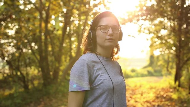 ragazza ascolta musica con le cuffie in un bosco
