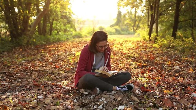ragazza legge un libro