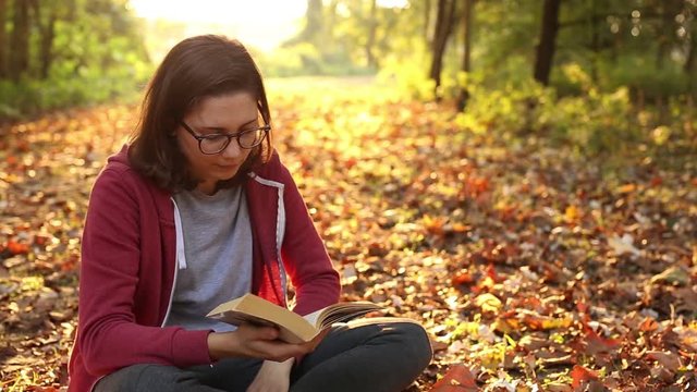 ragazza legge un libro