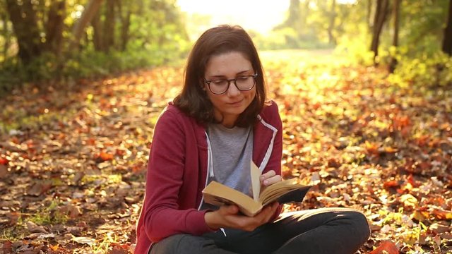 ragazza legge un libro
