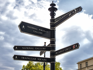 Frecce ed indicazioni internazionali a Londra per visitare i più famosi posti turistici