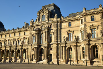 Fototapeta na wymiar Façade du Louvre cour Napoléon à Paris, France
