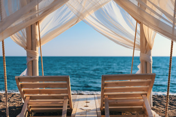 Vue sur la mer depuis un lit à baldaquin © 4K360