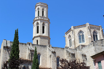 Fototapeta na wymiar Facade de la cathédrale san pere à Figueres 