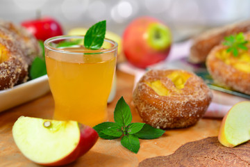 Apfelsaft und Apfelkrapfen