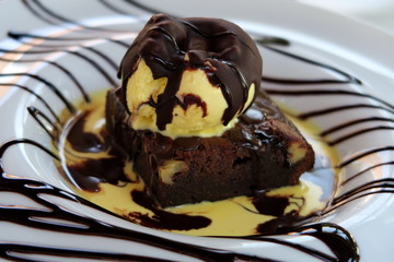 brownie avec glace vanile et sauce chocolat