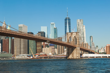 Fototapeta premium View of Brooklyn Bridge and Manhattan skyline at the early morning sun light - New York City downtown