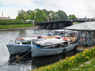 Naklejka premium Pleasure boats at the pier near the bridge in St. Petersburg