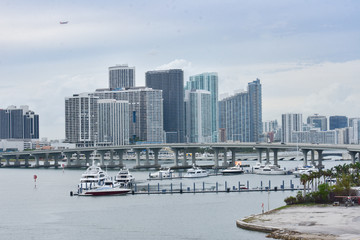 Obraz premium airplane flying over downtown Miami, Florida buildings