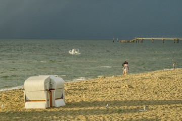 Międzyzdroje letnią porą, piaszczysta plaża bałtycka, spacery plażą o złotej godzinie przed...