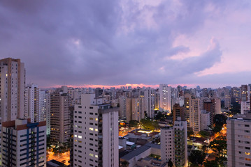 prédios vistos do alto ao anoitecer