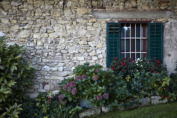 Fototapeta na wymiar Steinmauer Fenster altes Haus