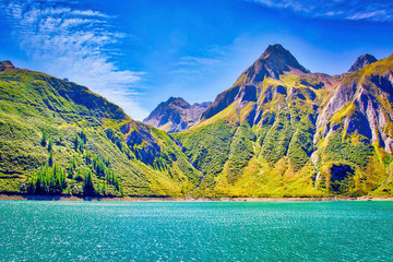 Un lago color turchese sulle Alpi