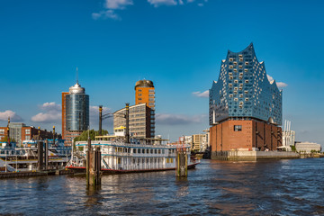 Kehrwiederspitze in der Hamburger Hafencity mit modernen Gebäuden und der Elbphilharmonie