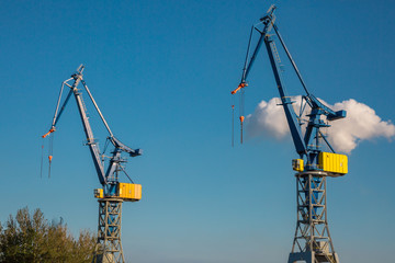 Arbeitskräne im Hamburger Hafen bei sonnigem Wetter