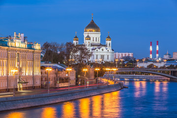 Obraz premium Cathedral of Christ the Savior and Moscow river at twilight in Moscow, Russia, Architecture and landmarks of Moscow.
