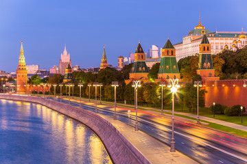 Obraz premium Kreml moskiewski i rzeka moskwa rano, Rosja.