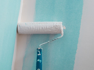 Obraz premium Person applying paint on wall
