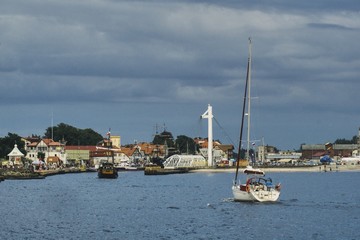 w pochmurną pogodę żaglówka wpływa do portu w Ustce © Jarek Witkowski