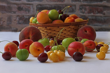 Sepet içerisinde ve beyaz zemin üzerinde çeşitli meyveler 