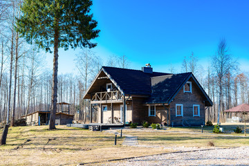 Obraz premium Wooden houses against the background of the forest