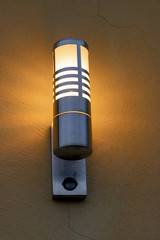 Lampe an Haus 