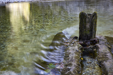 Alte Holzpf&auml;hle im Wasser Struktur Wasser flie&szlig;end Bewegung
