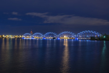 Obraz premium Railway bridge in the Night in Riga Latvia