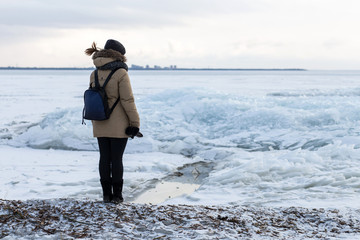 Woman from her back on the bank of a sea on an ice