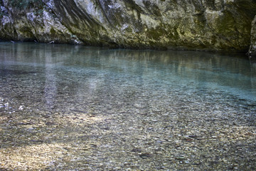 Wasser Fluss Steine Fels Spiegelung Ruhe blau