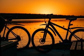 Obraz premium bicycle on the background of a sunset