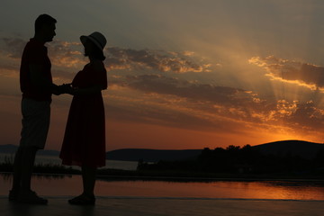 Fototapeta premium ROMANTIC COUPLE AT SUNSET