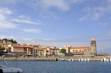Fototapeta na wymiar Panorama of Collioure from the port with a view of the village