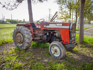 Obraz premium Old truck in a green farm in Portugal