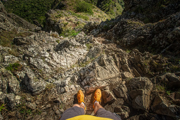 Erklommen - Der Blick nach unten über meine Schuhe auf dem Gipfel des Le Morne Brabant in Mauritius