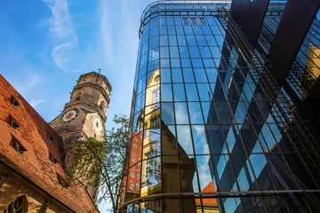 Stiftskirche mit Reflexionen in einer Glasfassade in Stuttgart, Deutschland © Christian Müller
