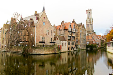Obraz premium Brugge/Belgium - Autumn. Old town buildings on the canal.