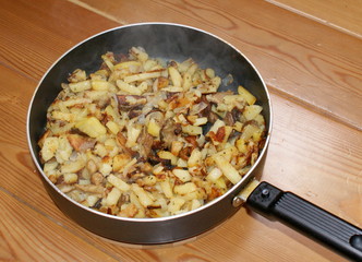 Жаренная картошка с луком в сковороде