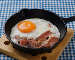ベーコンエッグ　目玉焼き