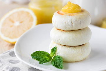 Cheesecakes on rice flour with lemon kurd for breakfast