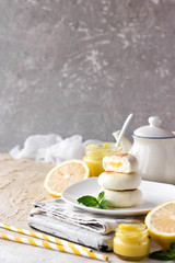Cheesecakes on rice flour with lemon kurd for breakfast