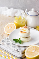 Cheesecakes on rice flour with lemon kurd for breakfast