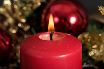 Ein Adventskranz, rote Kerze und Dekoration zu Weihnachten